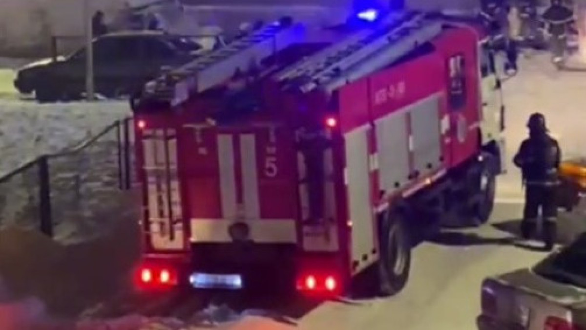 Из огня эвакуировали 14 жильцов многоэтажки в Караганде