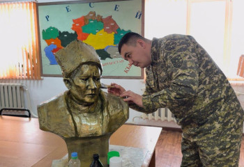 Өскеменде әскери қызметкер бірнеше батырдың мүсінін дайындады