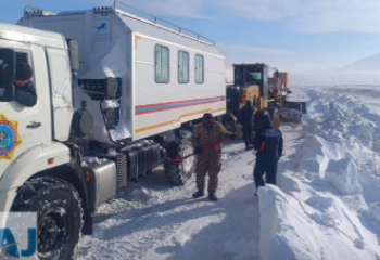 На трассах страны вызволяют из снежного плена грузовые авто