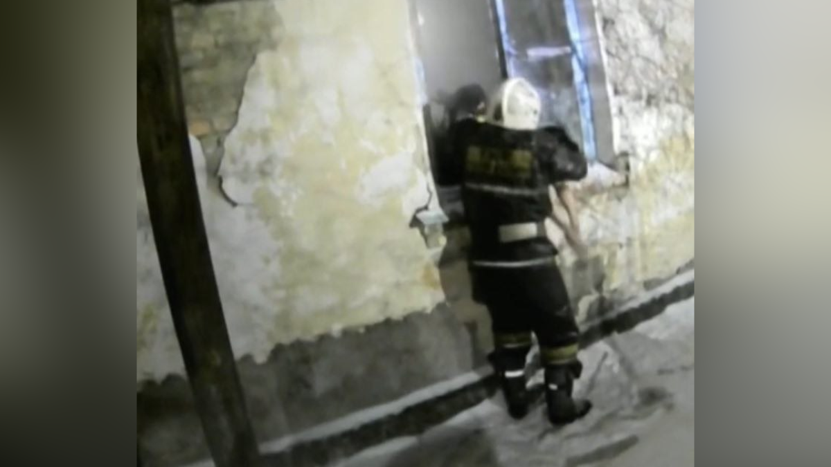 Женщину успели спасти из загоревшегося многоквартирного жилого дома в СКО