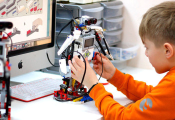 Семейлік оқушылар жүк көтеретін робот жасады