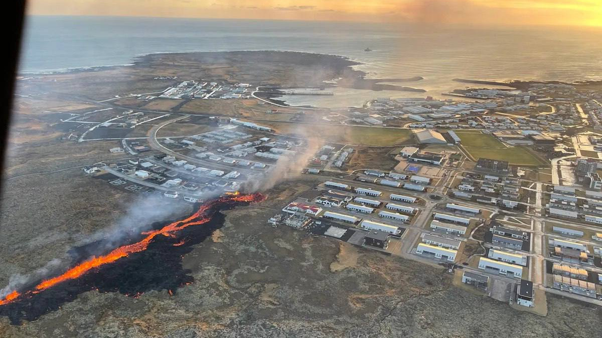Извержение вулкана в Исландии достигло домов