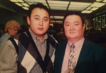 «Көзіме жас келді». Қайрат Нұрқаділов әкесіне ескерткіш қойылатын хабарды қалай қабылдағанын айтты