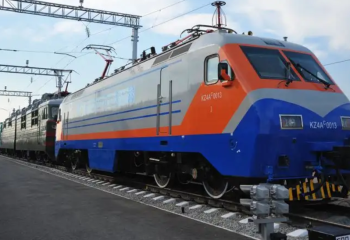 Жолдар жабылды: 500-ден астам адам пойыздармен тасымалданды