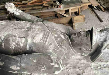 Назарбаевтың ескерткіштерін алып тастау керек – Болат Әбілов