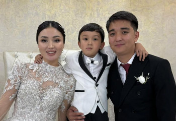 «Әйелім менен үлкен, баласы бар». Әнші Ринат Шамшырақ келіншегі туралы айтты