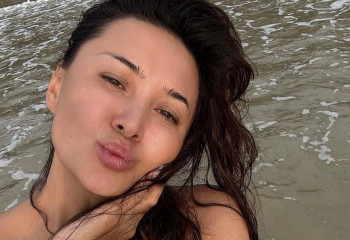 Суретке тілін шығарып түскен Мадина Сәдуақасова сынның астында қалды