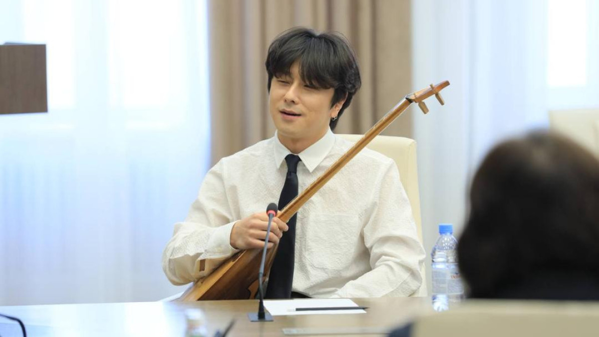 Асхат Шахаров подарил домбру корейскому певцу, который поет казахские песни