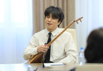 Асхат Шахаров подарил домбру корейскому певцу, который поет казахские песни