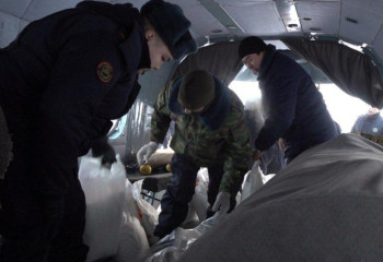 Двухметровые сугробы: в ВКО продукты питания и медикаменты сельчанам доставляют вертолетом
