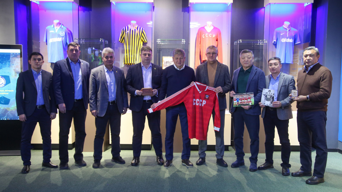 Музей казахстанского футбола пополнился памятными экспонатами олимпийского чемпиона