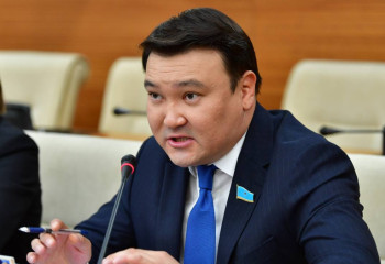 «Қаруланған топ күзетеді». Депутат Үшқоңырдағы қоршауға алынған жердің мәселесін көтерді