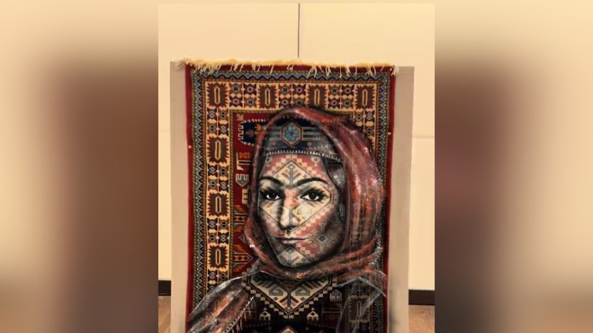Казахстанская художница полетела в Баку и превратила азербайджанский ковер в картину