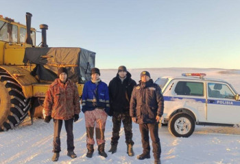 Ақмола облысының учаскелік полицейі қарлы боранда қалып қойған балықшыларға көмектесті