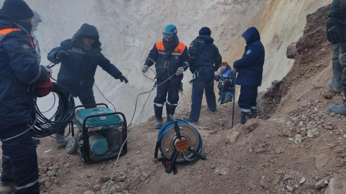 На месте провала автобуса в Павлодарской области нашли кислородный баллон и сумку