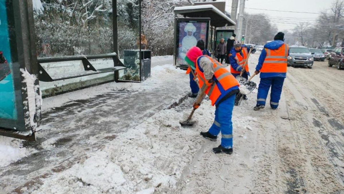 В Алматы свыше тысячи дорожных рабочих и 425 единиц техники задействованы в уборке снега