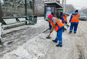В Алматы свыше тысячи дорожных рабочих и 425 единиц техники задействованы в уборке снега