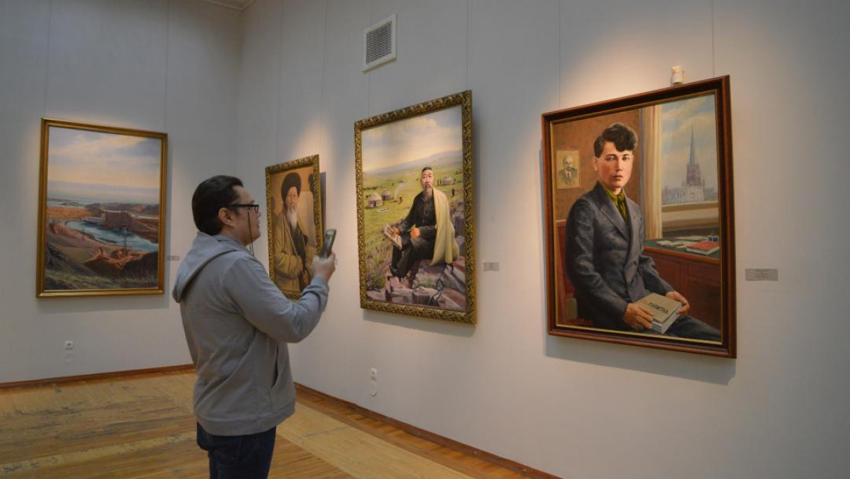 В Алматы открылась юбилейная выставка к 120-летию со дня рождения Абылхана Кастеева