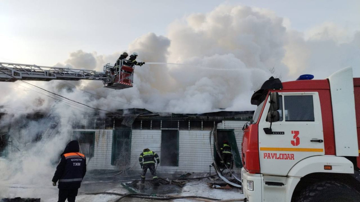 Крупный пожар охватил магазин в Павлодаре