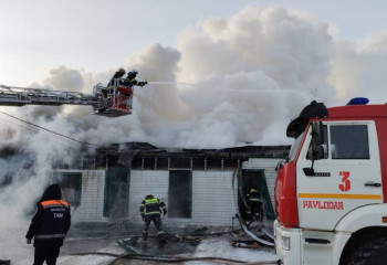 Крупный пожар охватил магазин в Павлодаре