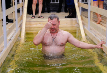 В Астане активно проходят крещенские купания