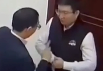 Ақтөбеде лауазымды тұлғалардың «конвертпен» пара алғаны видеоға түсіп қалған