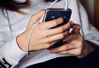 Зарядное устройство взорвалось и оторвало руку семикласснице