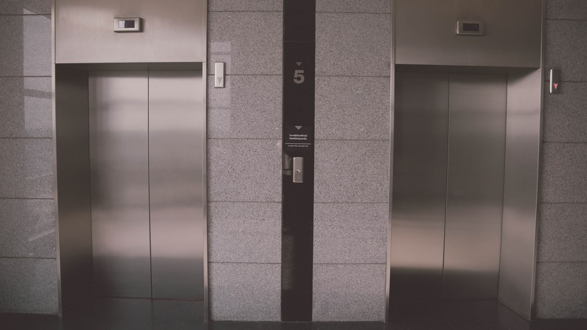 Павлодардағы тұрғын үйлердің біріндегі лифтіде әйел дәрет сындырған