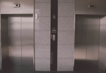 Павлодардағы тұрғын үйлердің біріндегі лифтіде әйел дәрет сындырған