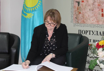 Ұлыбританияның Қазақстандағы Елшісі еліміздің көне жазба мұраларымен танысты