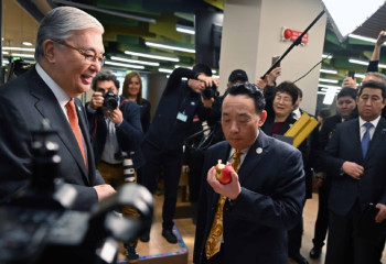 Тоқаев Цюй Дунъюйге Алматының әйгілі апортын таныстырды