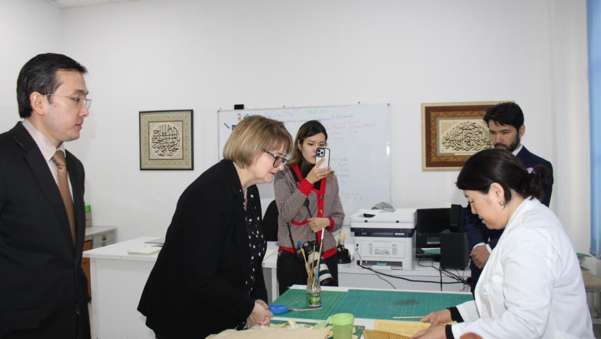 Посол Великобритании в Казахстане посетила Национальный центр рукописей и редких книг
