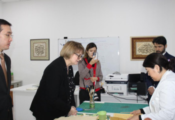 Посол Великобритании в Казахстане посетила Национальный центр рукописей и редких книг