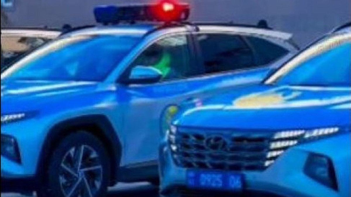 Атырауским полицейским вручили ключи от автомобилей с комплексом "Кибер-шериф"