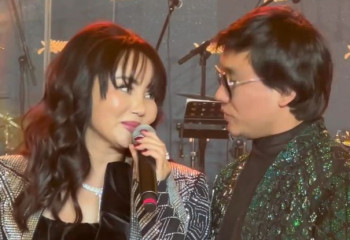 Қайрат Нұртас Баян Мақсатқызына костюмін сыйға тартты