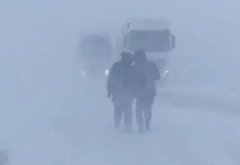 Жетісуда жүк көлігі қар құрсауында қалып қойған