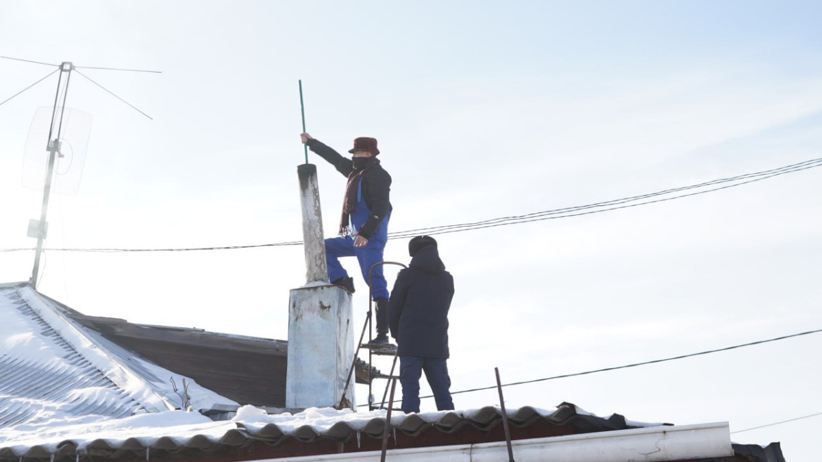 Настоящий трубочист бродил по крышам в ВКО