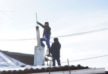 Настоящий трубочист бродил по крышам в ВКО