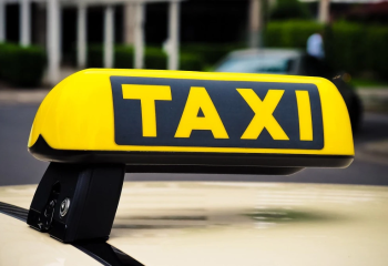 Семейде такси жүргізушісі жолақыны екі рет алып, жолаушыны алдап соққан