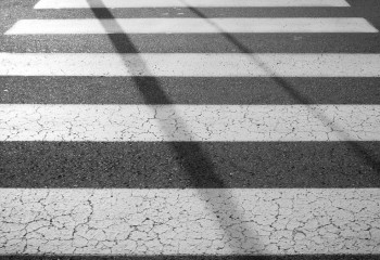 Семейде көлік жаяу жүргіншілерге арналған жолақта қызды қағып кетті