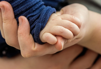 «Көгере бастаған»: Маңғыстауда 11 айлық сәби есік қырындағы ағашты жұтып қойған