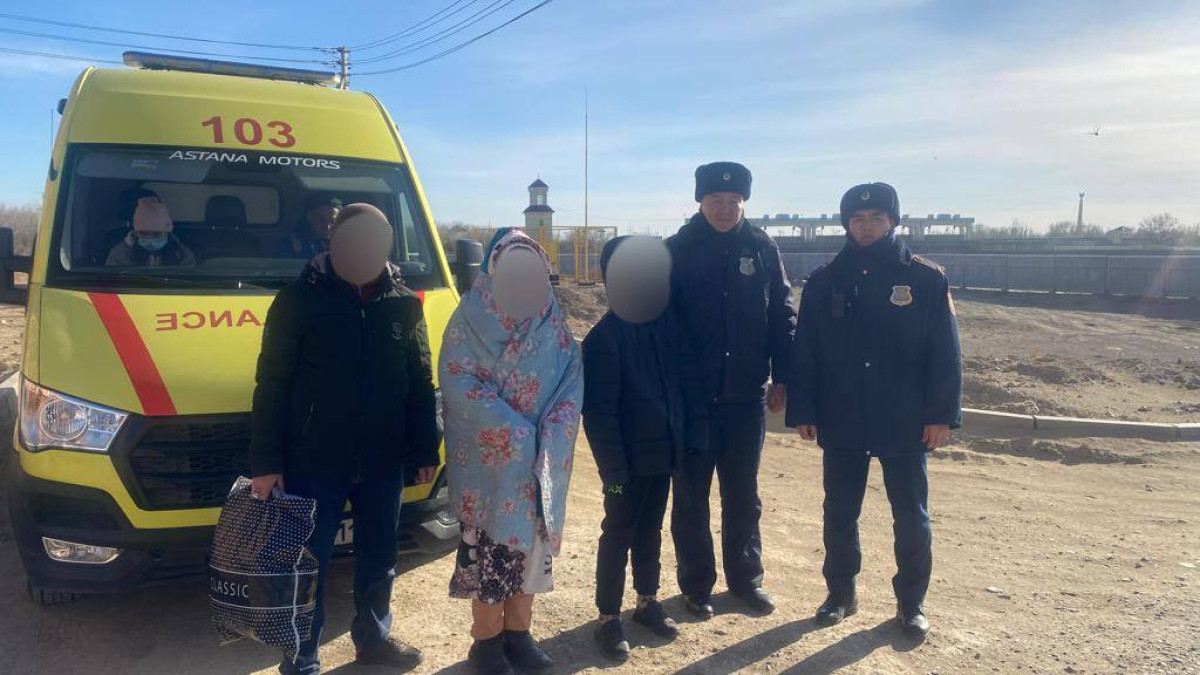 Провалившихся под лед подростков спасли полицейские в Кызылорде