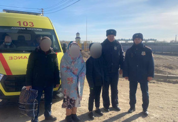 Провалившихся под лед подростков спасли полицейские в Кызылорде