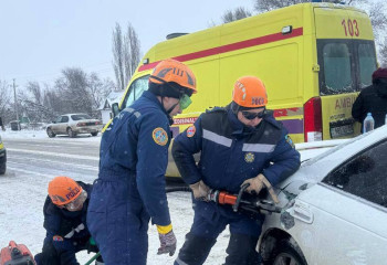 Құтқарушылар көлікте қысылып қалған үш адамды шығарып алды