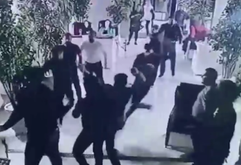 Түнгі клубта билеген хиджабтағы қыз үшін жаппай төбелес болды