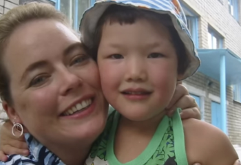 «Үтік басты». Шетелдіктер асырап алған қазақ қызы балалар үйінде қалай қиналғанын айтып берді