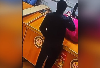 Ограбление ювелирного павильона на миллион тенге попало на видео