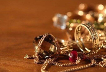 Астанада бала күтуші үй иесінің алтын бұйымдарын жымқырған