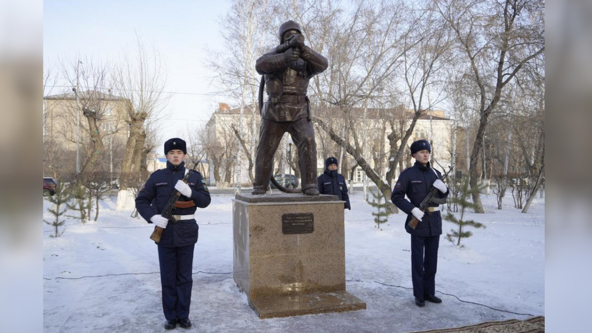 Памятник пожарному, ценой жизни спасшему троих людей, открыли в Акмолинской области