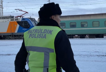 «Киімін шешіп, балағат сөз айтқан»: Ішімдік ішкен үш жолаушы пойыздан түсірілді